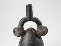 Ame Ker 171  Ame Ker 171, Peru, Nordküste, Moche, Frühe Zwischenperiode, Moche IV, ca. 200-500 n. Chr., Gabelhalsgefäß, Ton, H 19,5 cm, Dm Basis 9,7 cm : Museumsfoto: Claus Cordes, Bestandskatalog Ethnologie